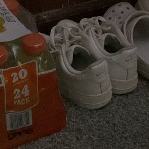 All white forces only been worn once still in good condition they are a 71/2